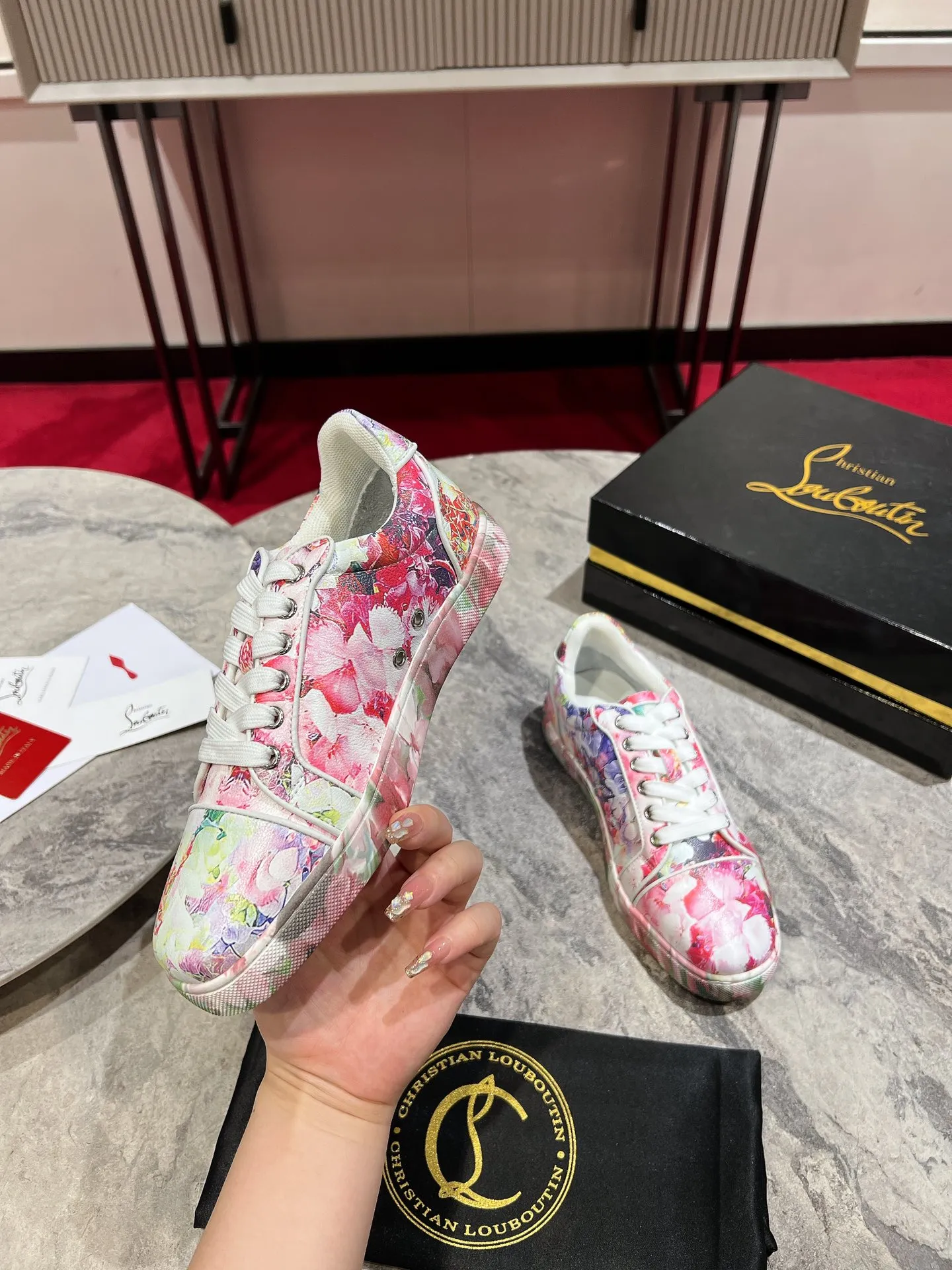 👟👟Ex-factory price 680👟👟 ╔Low-top back printed pink and white model╗ ·Top version customization·²⁰²²𝐬𝐬 𝑪𝒉𝒓𝒊𝒔𝒕𝒊𝒂𝒏 𝑳𝒐𝒖𝒃𝒐𝒖𝒕𝒊𝒏 ▪️No matter the last shape, fabric, diamonds, nails, lining, outsole, they are as close as possible to ZP... ▪️The original sole is specially provided by the original factory ▪️The lining is imported water-dyed cowhide ▪️Private customization time is about 3-7 days —————— Size: Women's 35M-41M Men's 38M-47M, half size can be customized